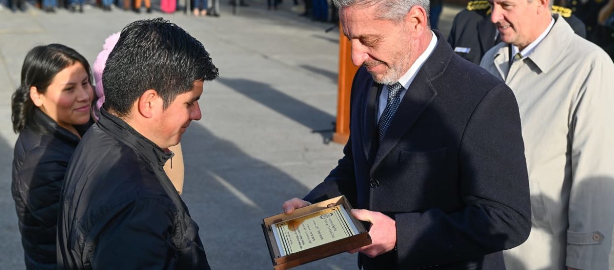 Arcioni presidió la ceremonia de ascenso extraordinario y entrega de placas a personal retirado de la Policía del Chubut