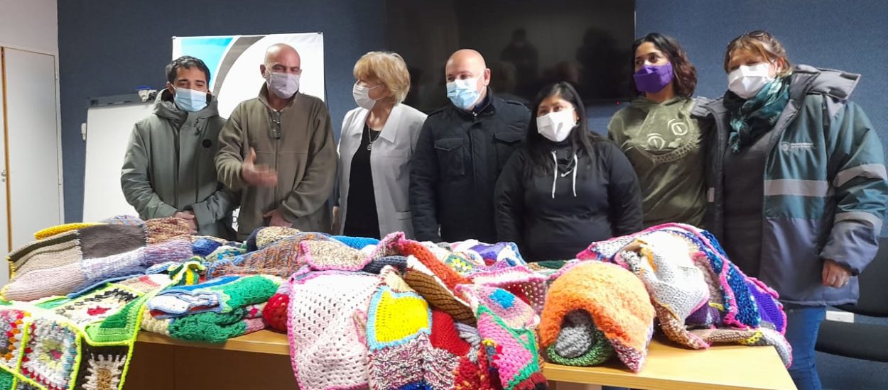 RECIBIMOS DONACIÓN DE MANTAS TEJIDAS EN EL MARCO DE UN PROYECTO DE ECOLOGÍA DEL MUNICIPIO