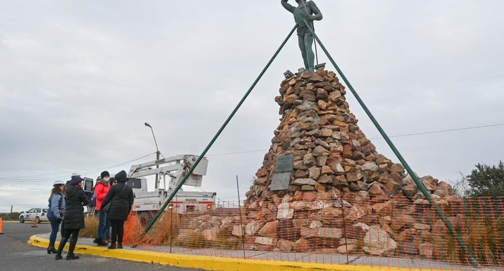 CONTINÚAN LOS TRABAJOS DE RESTAURACIÓN DEL MONUMENTO A “EL INDIO TEHUELCHE”