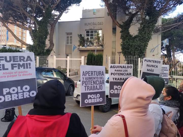 El Polo Obrero y el Frente de Lucha Piquetero movilizaron y realizaron una asamblea frente al Municipio en Comodoro: “Fuimos recibidos y planteamos nuestras demandas”