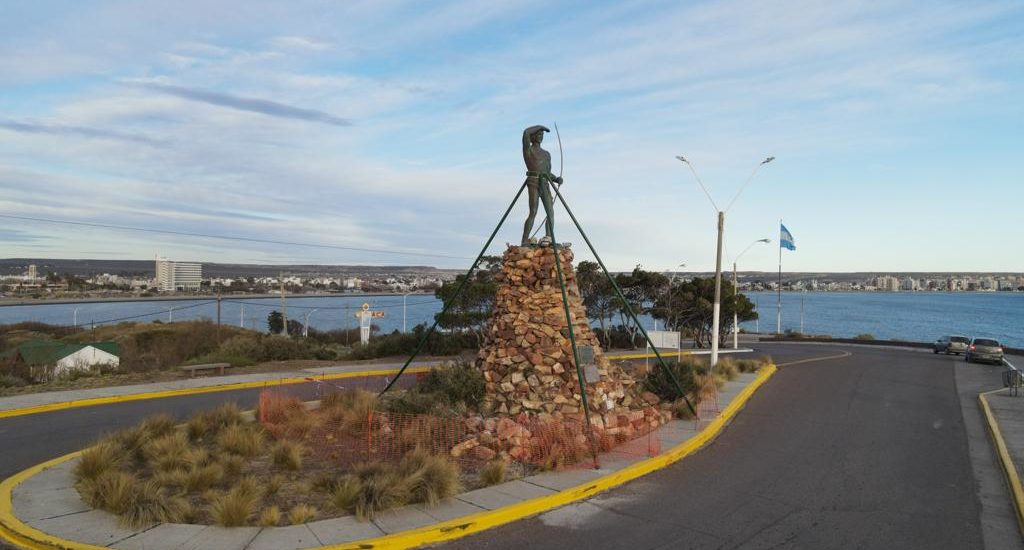 SE ESTIPULA QUE A MEDIADOS DE SEPTIEMBRE SE BAJARÁ EL MONUMENTO A “EL INDIO TEHUELCHE” PARA CONCRETAR SU REPARACIÓN