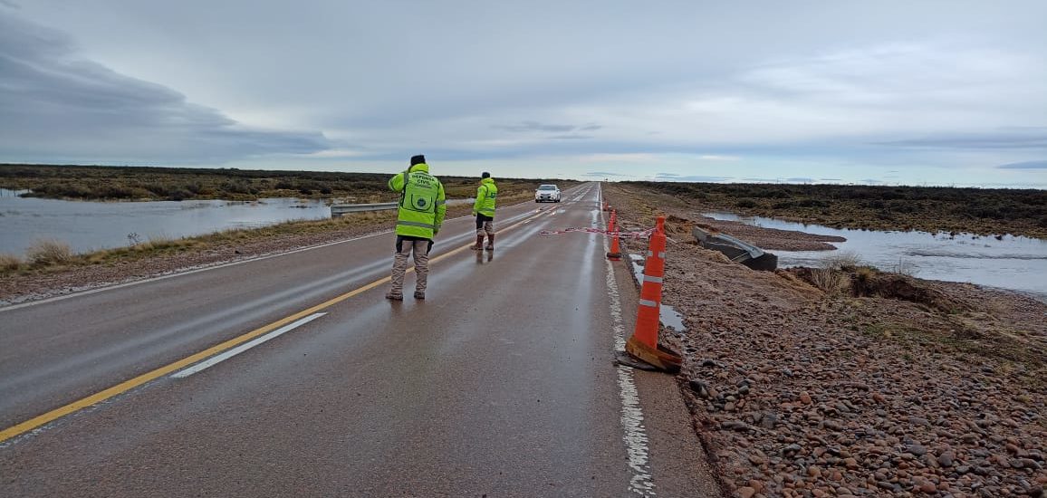 Provincia realiza tareas preventivas y de control en la Ruta Nacional N° 3, que fue afectada por el temporal de lluvia