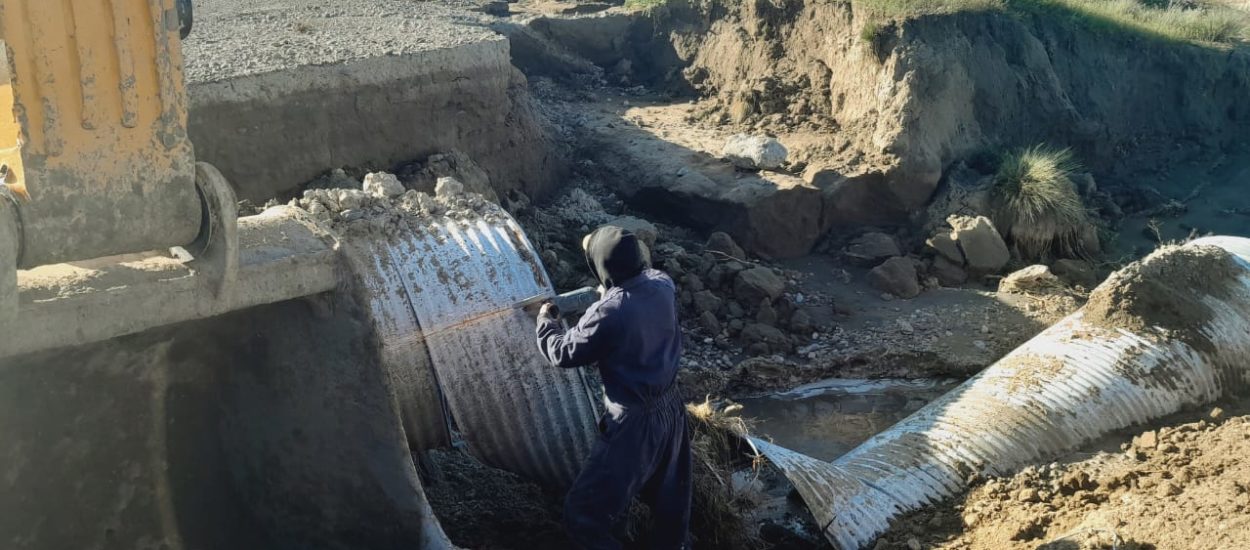 El Gobierno provincial realiza trabajos de reparación en Ruta N°1 – Rocas Coloradas