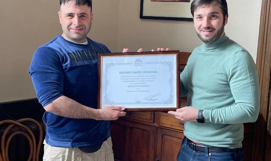 NACHO TORRES ENTREGÓ UN RECONOCIMIENTO AL REALIZADOR MÁXIMO ORQUERA POR SU APORTE AL CINE PATAGÓNICO