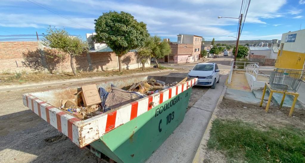 LA CAMPAÑA DE LIMPIEZA LLEGA A LOS BARRIOS COMERCIO 2, 3, 4, 5 Y BAHÍA NUEVA  