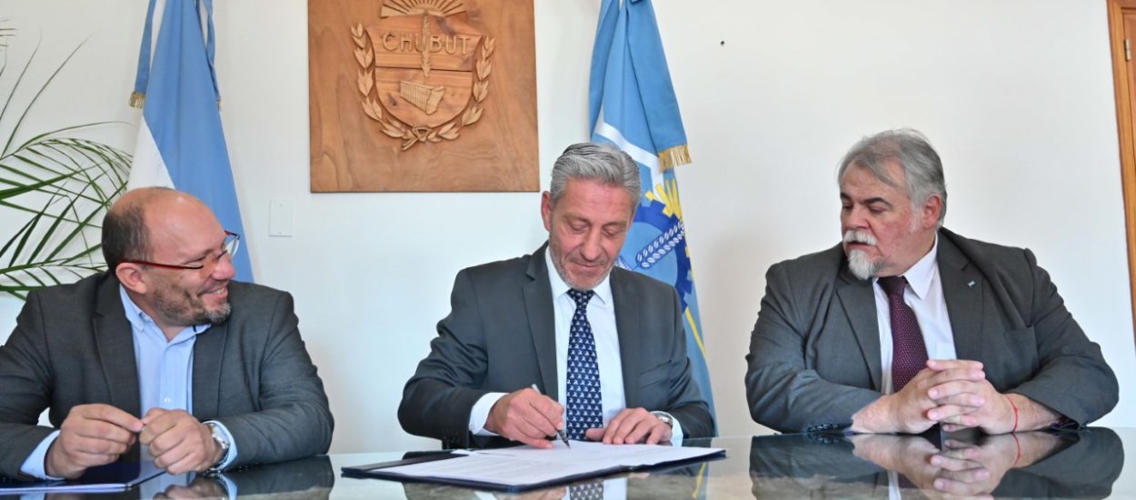 Arcioni firmó un convenio para proveer de una nueva plataforma educativa virtual a la Universidad del Chubut 