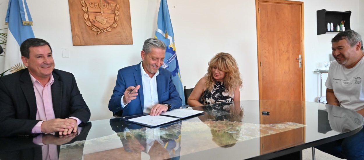 Arcioni firmó convenio con una Cooperativa de Trabajo para la construcción de viviendas en Lago Puelo