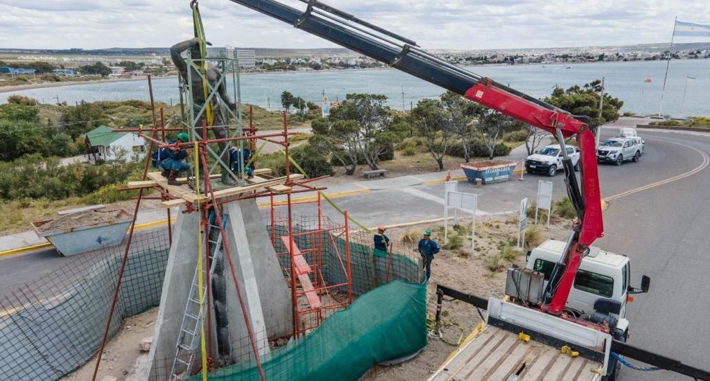 DESCUBRIMIENTO DE LA RESTAURACIÓN Y PUESTA EN VALOR DEL MONUMENTO EL TEHUELCHE