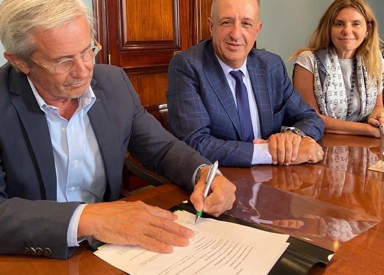 El Gobierno del Chubut concretó un acuerdo de leasing para la adquisición de rodados y maquinaria vial