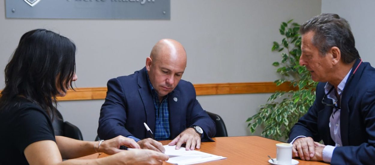 SASTRE FIRMÓ EL CONTRATO DE OBRA PARA QUE INICIE LA RENOVACIÓN DE LAS CAÑERÍAS DE AGUA POTABLE DE LA ZONA CÉNTRICA DE PUERTO MADRYN