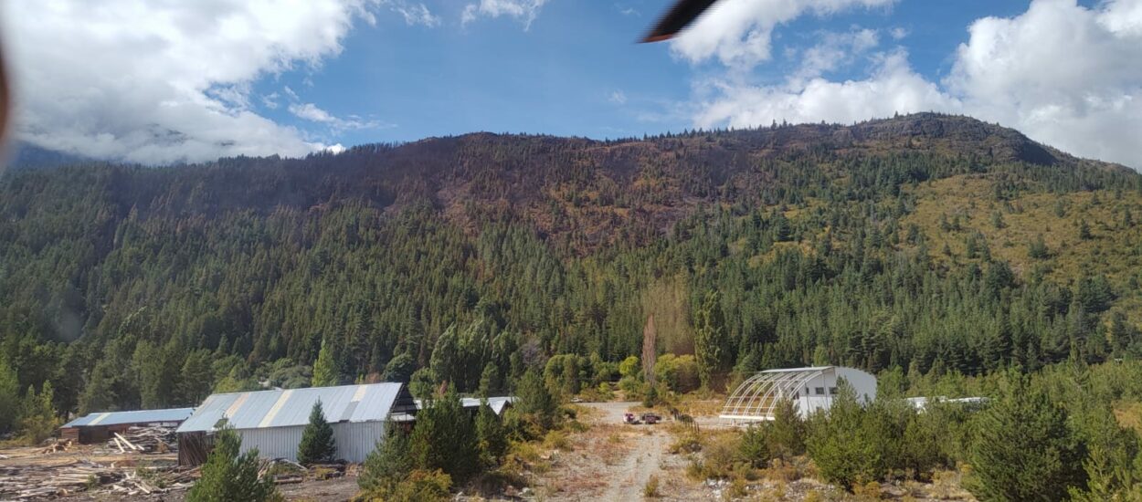 Chubut: Brigadistas contienen incendio en cercanías de Epuyén