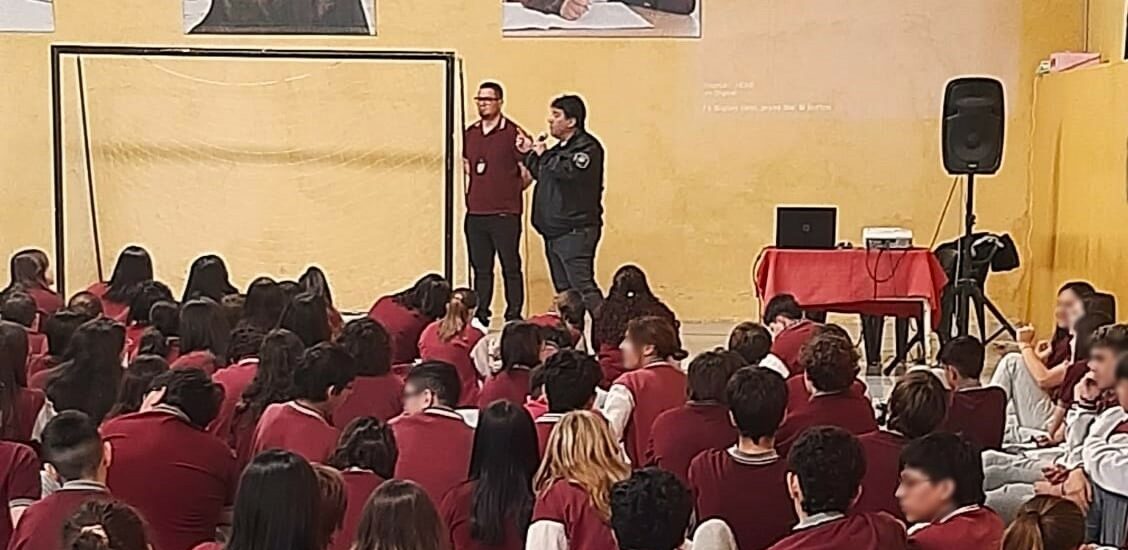 Policía del Chubut realiza actividades de concientización sobre ‘bullying’ y ‘grooming’ en escuelas de Comodoro Rivadavia