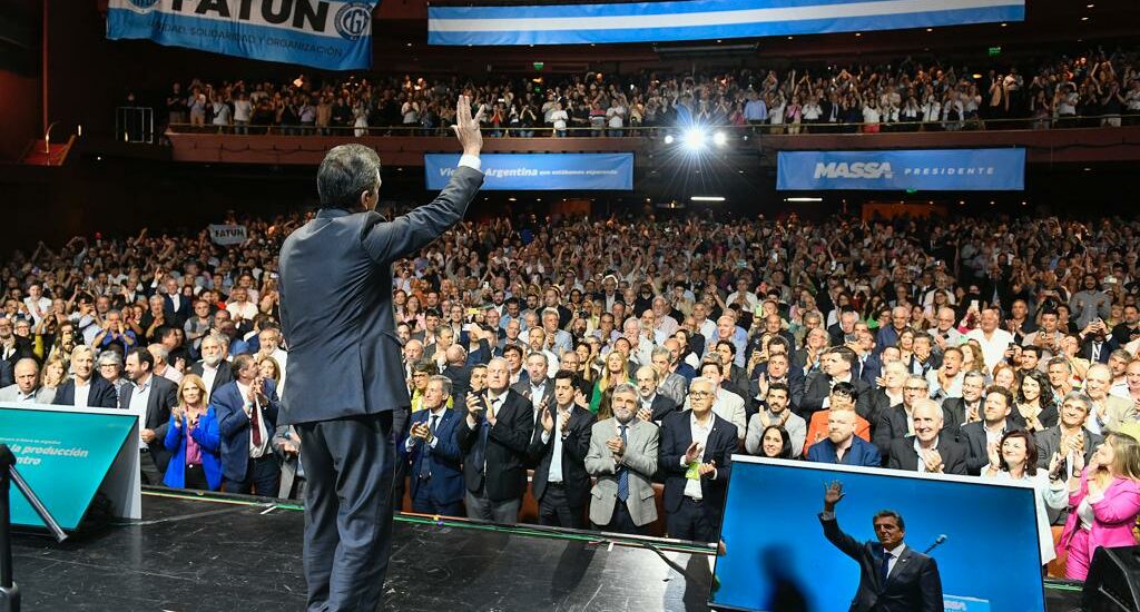 Arcioni acompañó a Sergio Massa en la presentación de los “10 acuerdos para el futuro de Argentina”