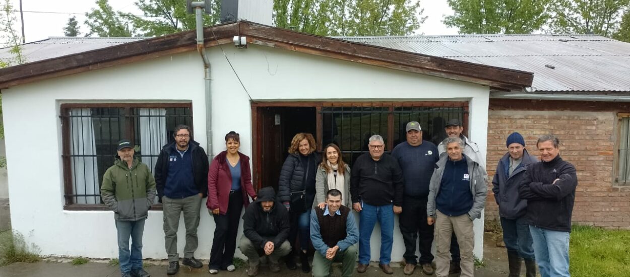 El Gobierno Provincial entregó equipamiento para mitigar plagas que afectan a la producción de fruta fina en la Comarca Andina