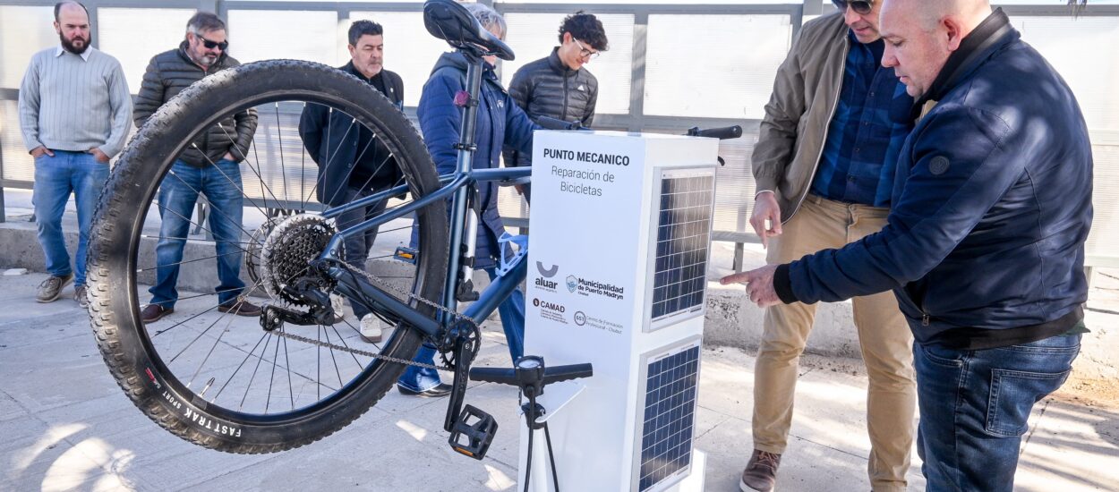 SASTRE PRESENTÓ LOS PUNTOS MECÁNICOS DE REPARACIÓN DE BICICLETAS QUE SE COLOCARON EN EL FRENTE COSTERO DE PUERTO MADRYN