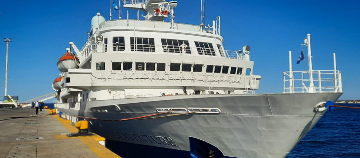 Minutos antes de las 17 horas de hoy, amarró sobre el lado sur del Muelle Comandante Luis Piedra Buena, el buque de pasajeros Seaventure.