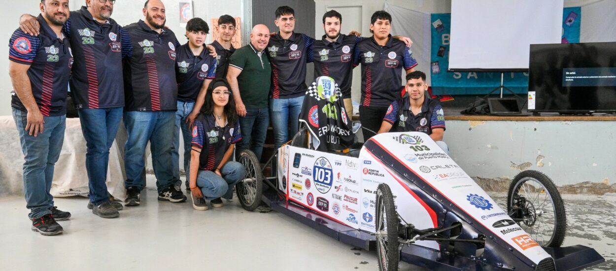 SASTRE ESTUVO EN LA PRESENTACIÓN DEL AUTO ELÉCTRICO FABRICADO POR LOS ALUMNOS DE LA ESCUELA POLITÉCNICA PARA PARTICIPAR DE UN CERTAMEN NACIONAL