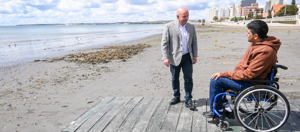 SASTRE RECORRIÓ LA PASARELA COSTERA ACCESIBLE QUE SE INSTALÓ EN LA PLAYA DE PUERTO MADRYN