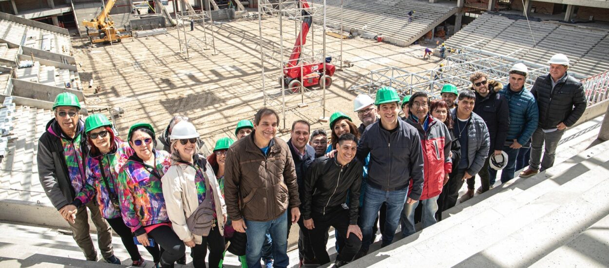 Luque recorrió la obra del Estadio Centenario junto a deportistas y dirigentes