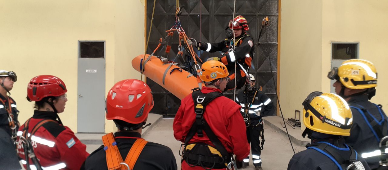 BOMBEROS DE MADRYN PARTICIPARON EN CURSO DE ESPECIALISTA EN CAMILLAS