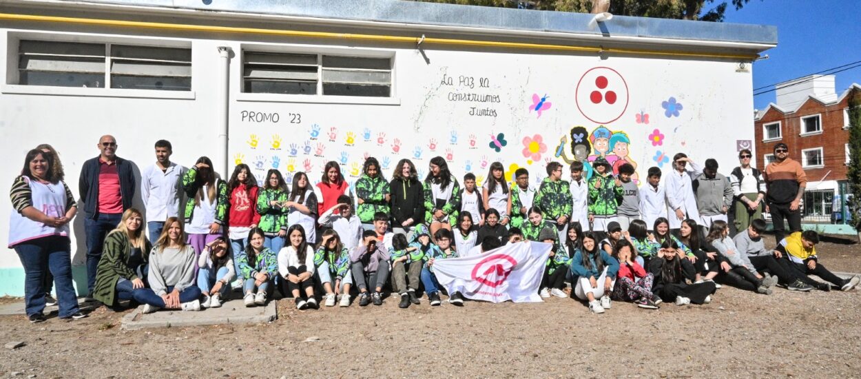 Inauguración del Mural Contra el Bullying: Un Compromiso de Paz en la Escuela N84 de Madryn