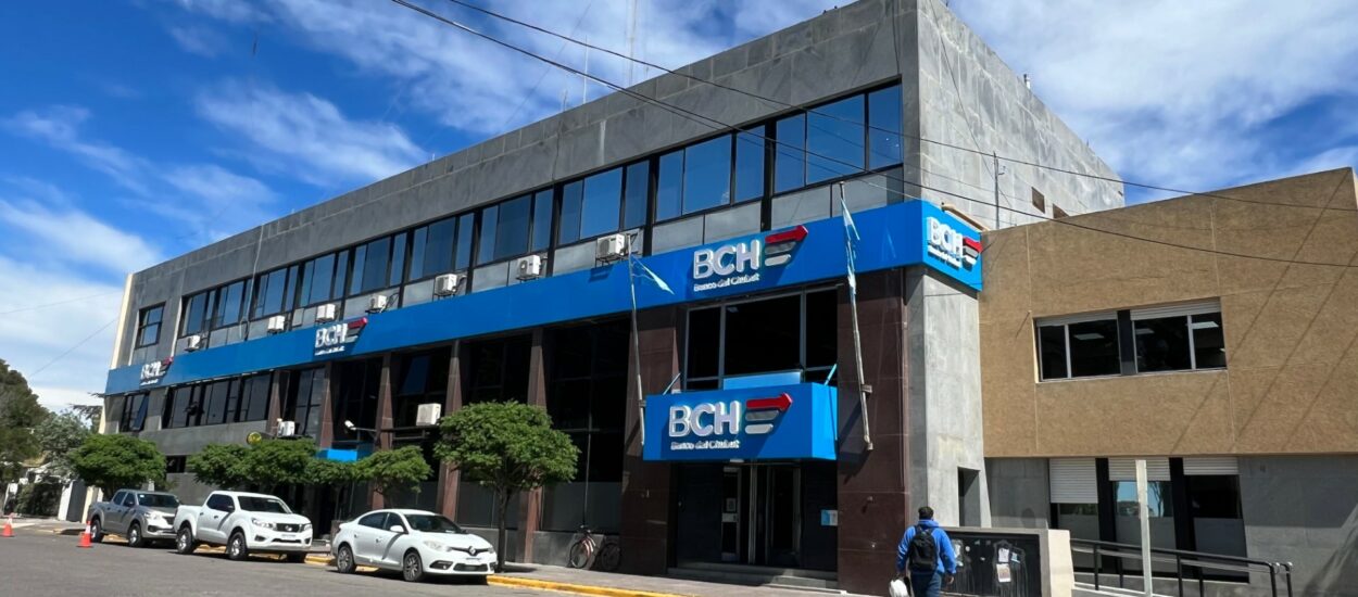 El edificio histórico de Banco del Chubut actualiza su fachada con la nueva imagen corporativa