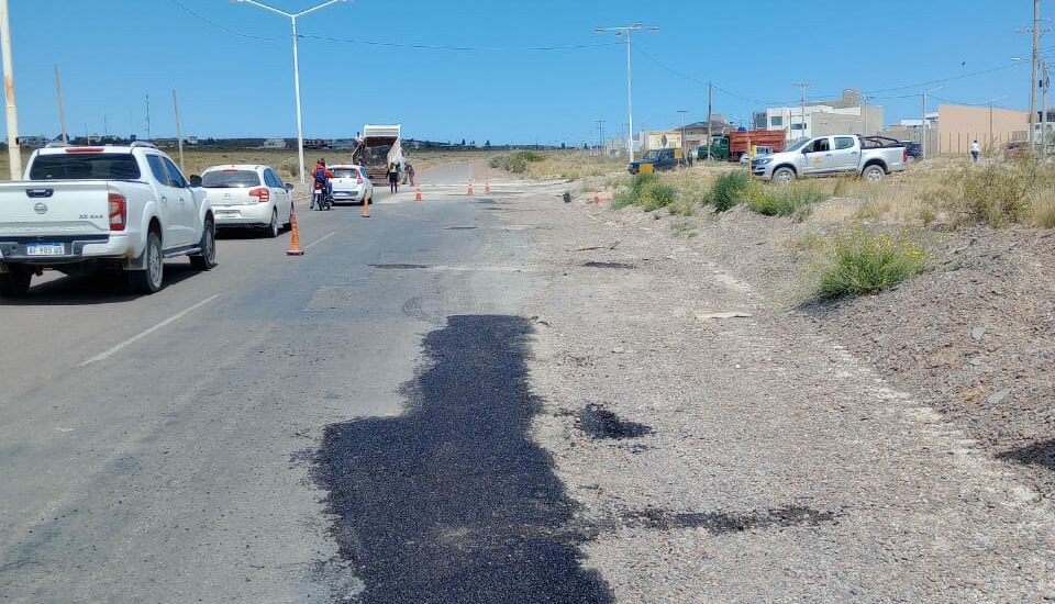 Vialidad Provincial comenzó con trabajos de bacheo en el ingreso al barrio Solanas en Puerto Madryn