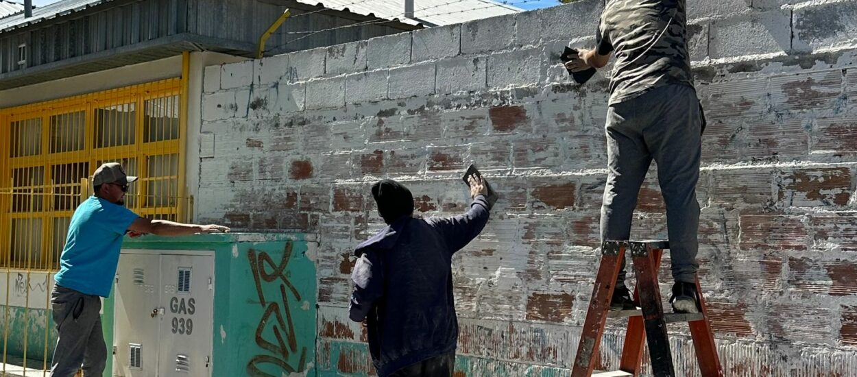 El Gobierno Provincial pone en valor las escuelas priorizando la mano de obra local