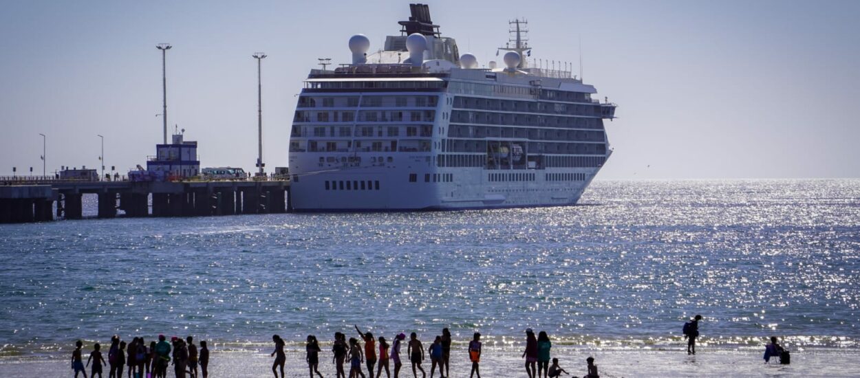 Temporada de Cruceros: El buque residencial “The World” amarró en Puerto Madryn