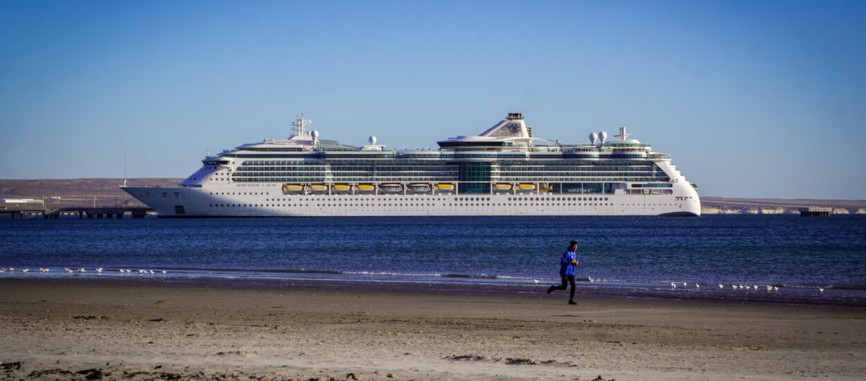 Temporada de Cruceros: El Serenade of the Seas arribó a Puerto Madryn