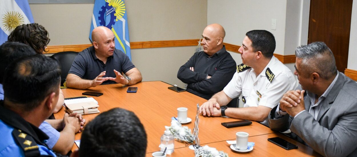 SASTRE RECIBIÓ AL MINISTRO DE SEGURIDAD Y A LA CÚPULA POLICIAL DE CHUBUT