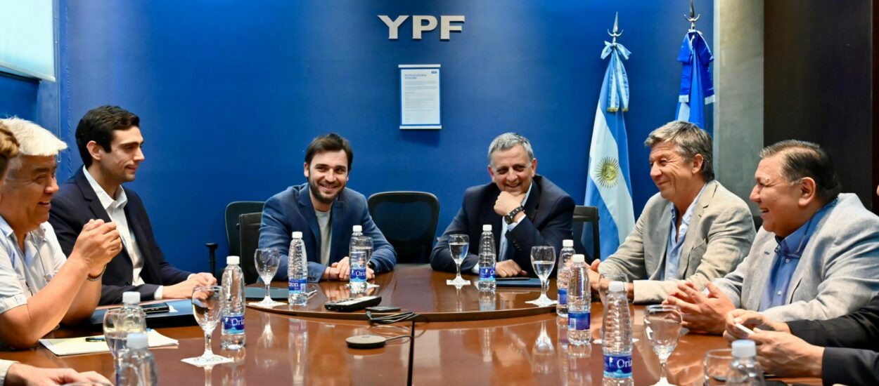 Torres se reunió con el presidente de YPF y obtuvo el compromiso de que se mantendrán los puestos de trabajo