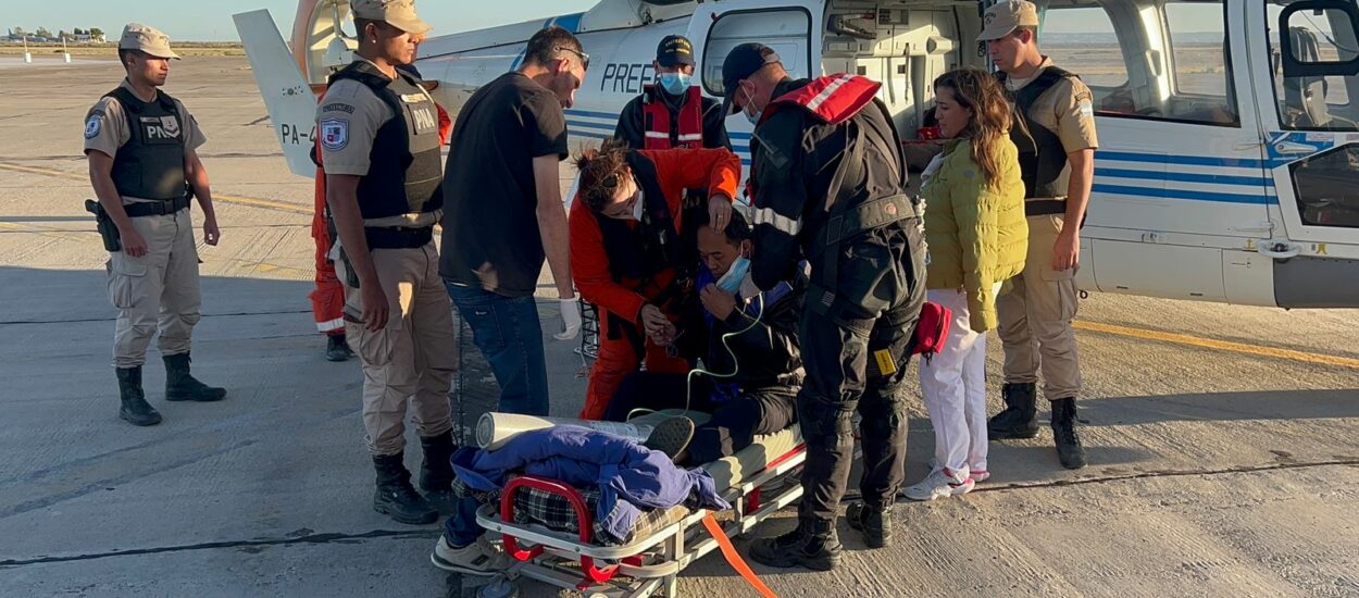 Emergencia mar adentro: En una milimétrica maniobra de rescate, Prefectura evacuó de urgencia a un tripulante de un buque