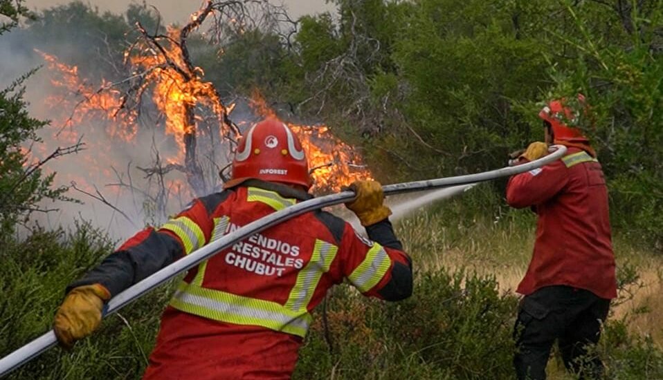 Tras varios días de intensos operativos, se logró controlar el incendio en “Los Alerces”