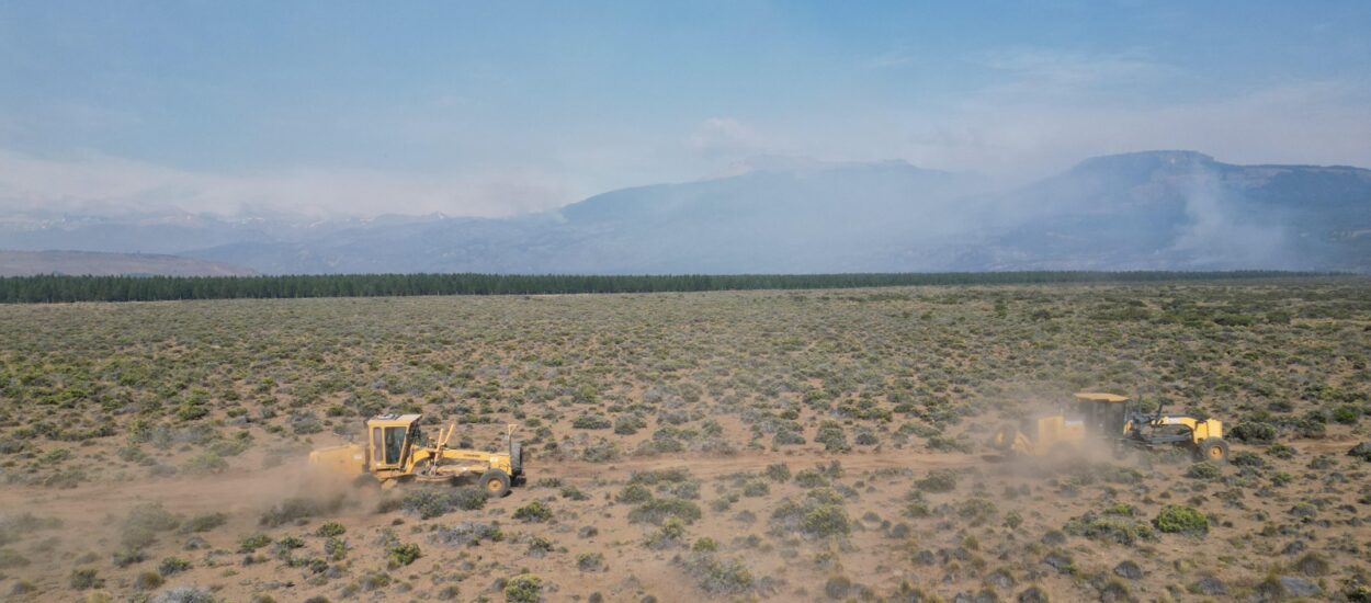 Con unas 450 personas abocadas al operativo, siguen los trabajos para contener el incendio en el Parque Nacional “Los Alerces”