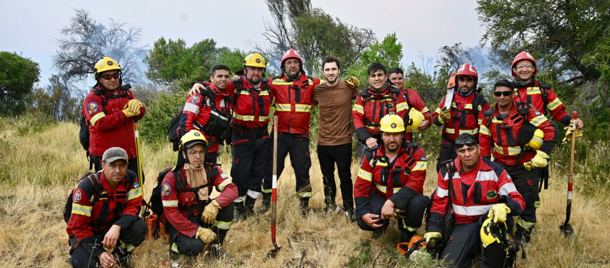 Torres acompañó a los brigadistas que combaten los incendios en la Cordillera