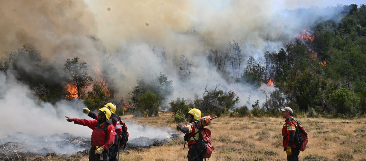 Provincia mantiene un amplio despliegue de recursos para contener el incendio en la Cordillera