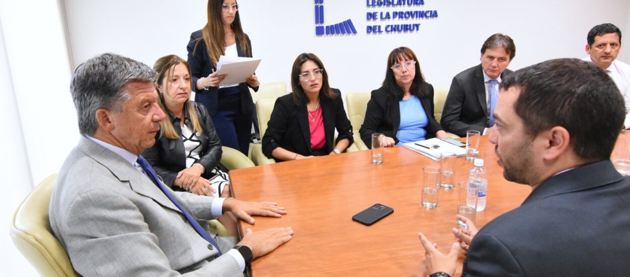 Menna firmó un convenio para ofrecer capacitaciones y actividades de formación al personal de la Legislatura