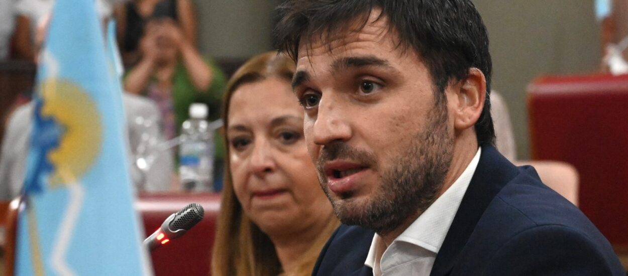 “Es la primera vez en la historia de Chubut que un gobernador se sienta en una banca para informar a los diputados y a la sociedad sobre una situación muy grave”