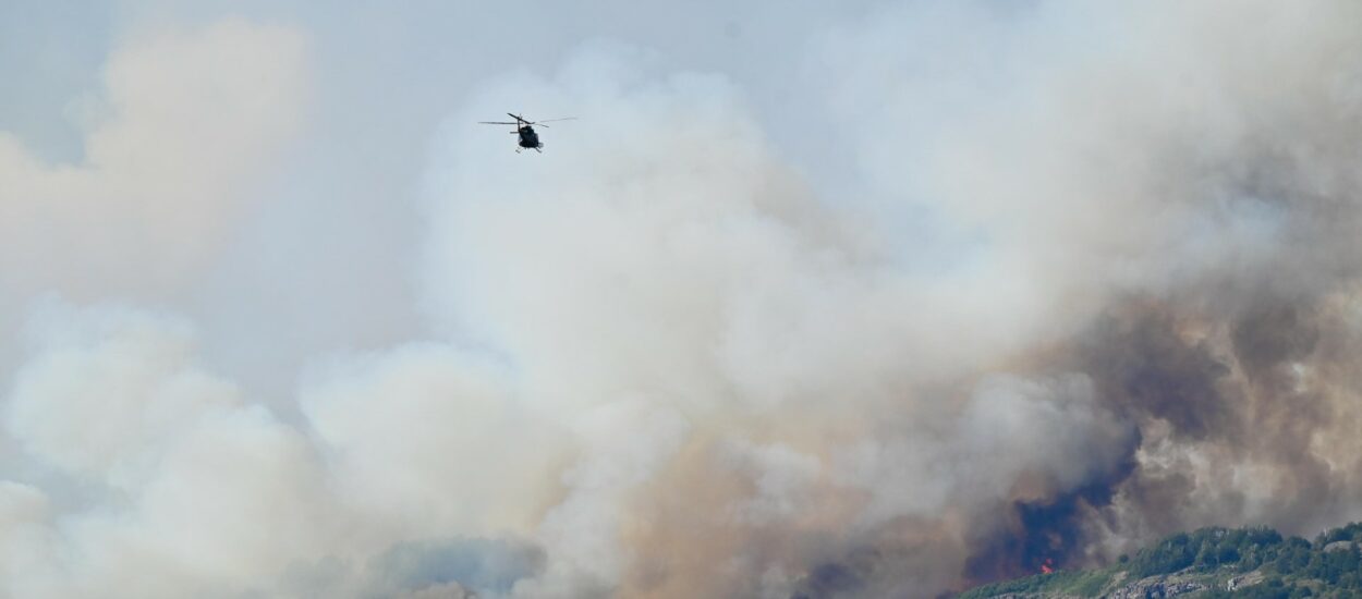 Más de 340 personas y 7 medios aéreos combaten el incendio en el Parque Nacional “Los Alerces”