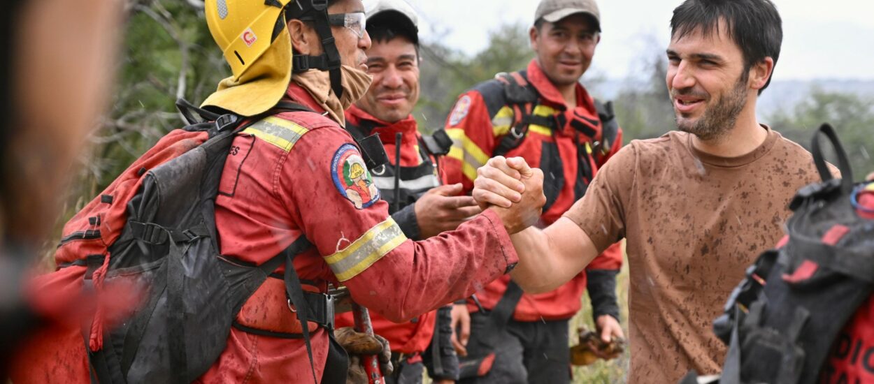 Torres acompañó a los brigadistas que combaten los incendios en la Cordillera