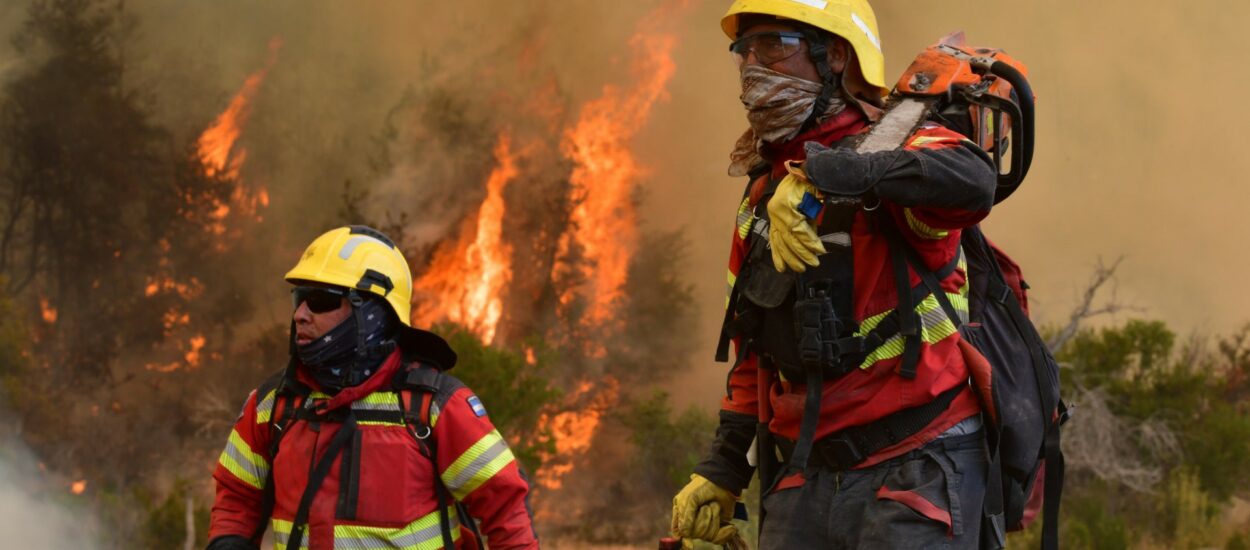 En un sábado donde se esperan precipitaciones, continúa el intenso operativo para controlar el incendio en la Cordillera