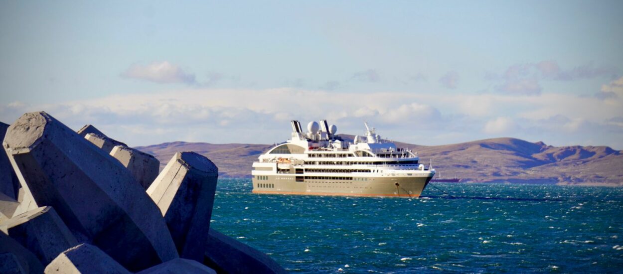 Torres destacó la importancia de la llegada del primer crucero a Camarones