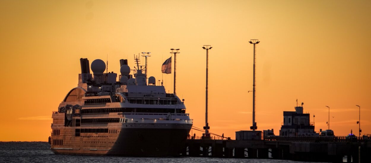 Temporada de Cruceros: Arribó el navío de lujo Le Boreal a Puerto Madryn