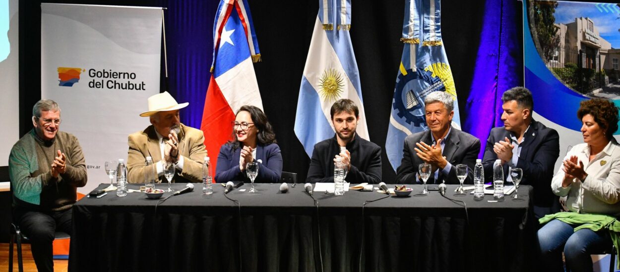 Torres y la gobernadora de la región chilena de Aysén, Andrea Macías Palma, reclamaron en conjunto por la obra del Corredor Bioceánico