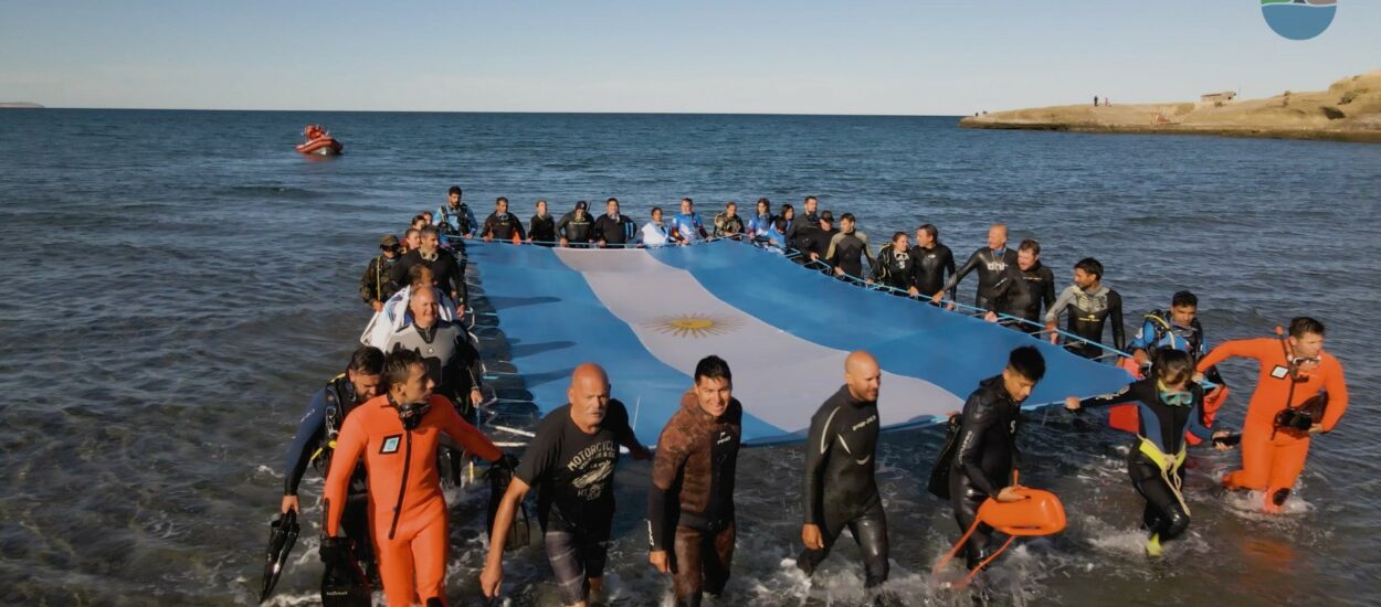 Honrando la historia: La comunidad de Puerto Pirámides conmemoró el histórico Desembarco en las Islas Malvinas