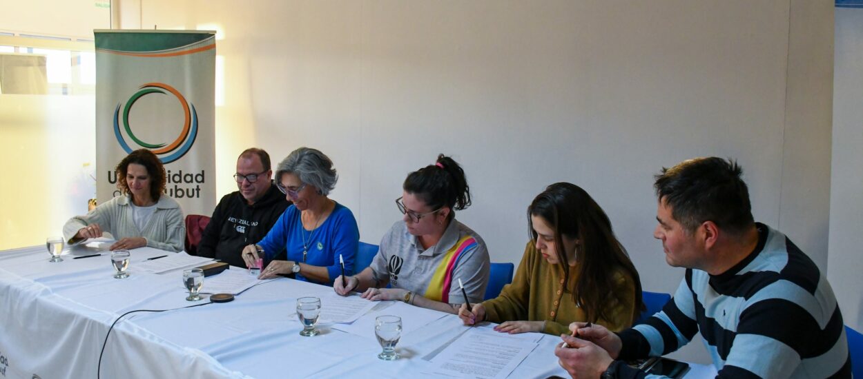 La Universidad del Chubut Firma Convenio con Librerías de Puerto Madryn para Beneficiar a Estudiantes y Personal