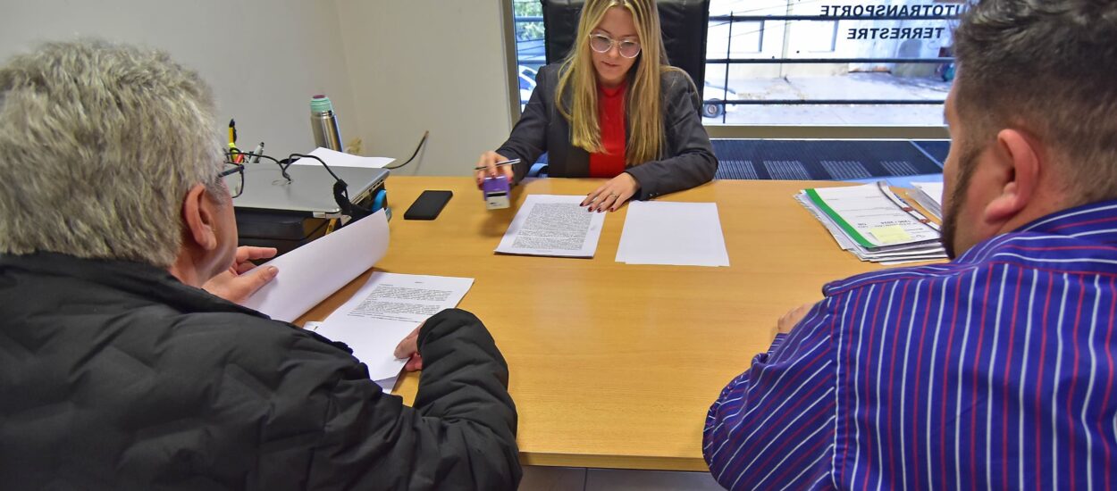 Transporte para empleados públicos: Provincia amplía los recorridos en Trelew y suma una empresa para acceder al beneficio tarifario