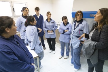 Comodoro Rivadavia: Alumnos de 6° año del Colegio Biología Marina visitaron el Laboratorio de Aguas.  Se interiorizaron sobre los controles y análisis de calidad que se realizan en la ciudad