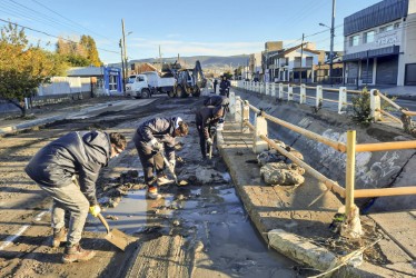 Con la llegada de las lluvias se refuerzan las tareas de recuperación de la trama vial de Comodoro